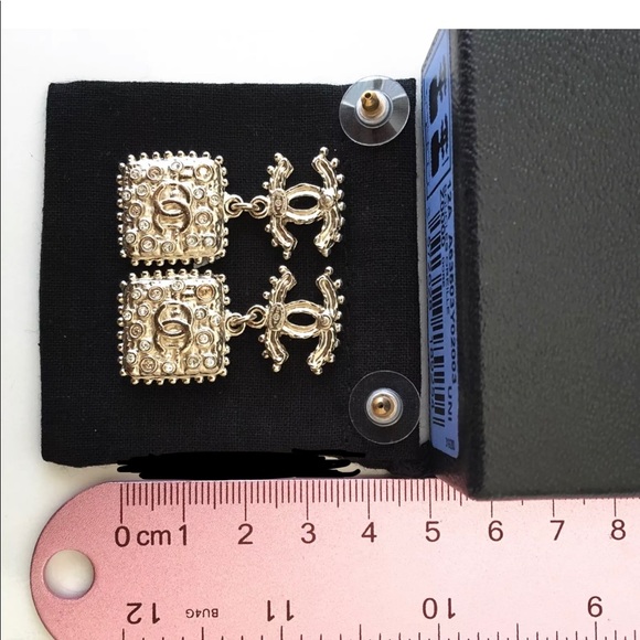 Authentic CHANEL Gold Vintage Style - Picture 3 of 8